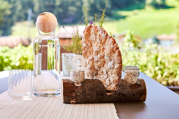 Schüttelbrot und Wasser im Hotel Erhart